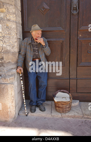 Modica, Italien, ein Rentner spielt Mundharmonika Stockfoto