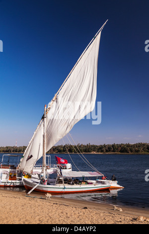 Felucca und Unterstützung Touristenboot vertäut am Ufer des Nils in der Nähe von Assuan. Stockfoto