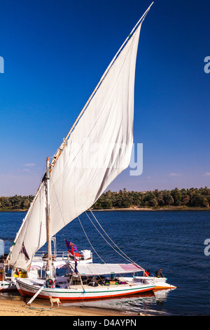 Felucca und Unterstützung Touristenboot vertäut am Ufer des Nils in der Nähe von Assuan. Stockfoto