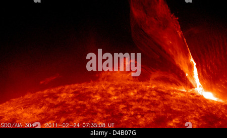 NASA SDO fängt eine Monster-Prominenz [Video] Stockfoto