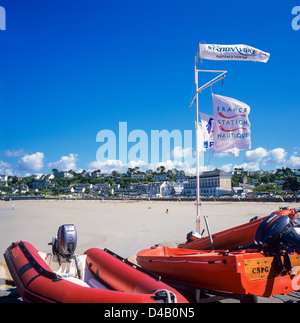 Roten Boote am Strand und Stadt "Perros-Guirec" Brittany France Stockfoto