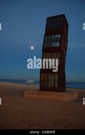 Diese Skulptur wird genannt "L'estel Ferit" von Rebecca Horn und war 1992 bei den Olympischen Spielen. Stockfoto