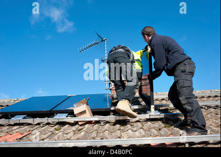 Ingenieure, die Installation von Photovoltaikanlagen auf Hausdach Stockfoto