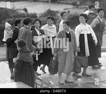 Eine Gruppe von Frauen mit Babys in Schlingen auf dem Rücken Fuß vorbei an dem Denkmal des nordkoreanischen Diktators Kim II Sung (Fromer Kim Lr Sen) in Hamhung in die Koreanische Demokratische Volksrepublik, fotografiert am 6. November 1971. Es gibt viele übergroßen Statuen des ehemaligen Diktators aufgrund seiner persönlichen Kult.    Foto: ddrbildarchiv.de / Klaus Morgenstern - GESPERRT FÜR BILDFUNK Stockfoto