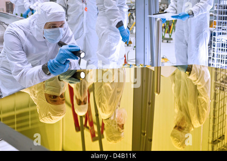 Die Spiegel des James Webb Space Telescope (JWST) sind im Goddard Space Flight Center der NASA angekommen. Diese Spiegel sind entscheidend für die Fähigkeit des Teleskops zur Beobachtung des Tiefenraums und für seine bevorstehende Mission. Stockfoto
