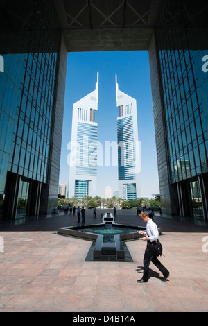 Ansicht der Emirates Towers aus dem Torhaus im DIFC oder Dubai International Financial Centre in Dubai Vereinigte Arabische Emirate Stockfoto