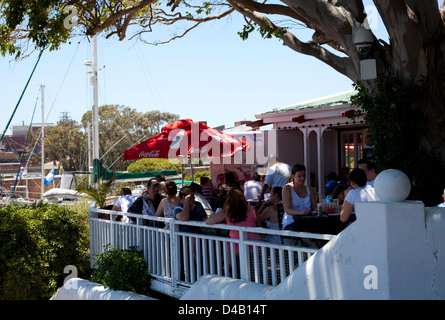 Menschen auf Restaurant-Terrasse in Simonstown - Western Cape - Südafrika Stockfoto