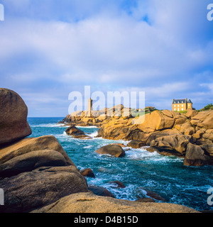 Felsen und Felsen und Leuchtturm Mean Ruz, Ploumanach, Côte de Granite Rose, Pink Granite Coast, Côtes d'Armor, Bretagne, Frankreich, Europa Stockfoto