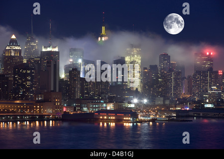 NEBEL ZWISCHEN GEBÄUDEN MIDTOWN SKYLINE HUDSON RIVER MANHATTAN NEW YORK USA Stockfoto