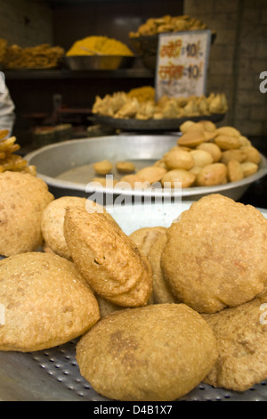 Kachori oder Kachauri oder Kachodi oder Katchuri ist ein würziger Snack beliebt in verschiedenen Teilen von Nordindien. Stockfoto