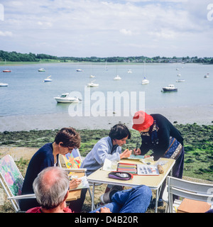 Frauen im freien Malerei Workshop, ältere Dame Lehrer, Arguenon Fluss, Crehen, Bretagne, Frankreich, Europa Stockfoto