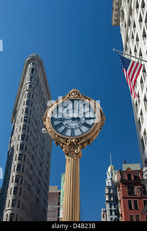 FIFTH AVENUE BUILDING PUBLIC CLOCK (©HECLA IRON WORKS 1909) FLATIRON-GEBÄUDE (©DANIEL BURNHAM & CO 1902) FIFTH AVENUE MANHATTAN NEW YORK CITY USA Stockfoto