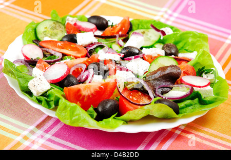 Frischer Salat am Küchentisch Stockfoto