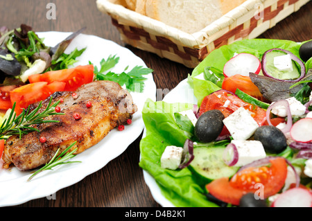 Teller mit Salat und Fleisch Stockfoto