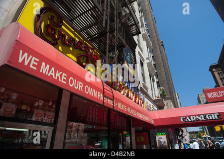 2010 HISTORISCHES RESTAURANT CARNEGIE DELICATESSEN SEVENTH AVENUE MIDTOWN MANHATTAN NEW YORK CITY USA Stockfoto