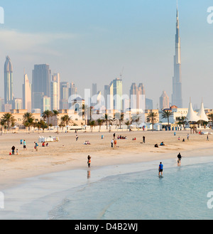 Blick auf Skyline von Dubai mit Wolkenkratzern und Jumeirah Open Beach in Dubai Vereinigte Arabische Emirate Stockfoto