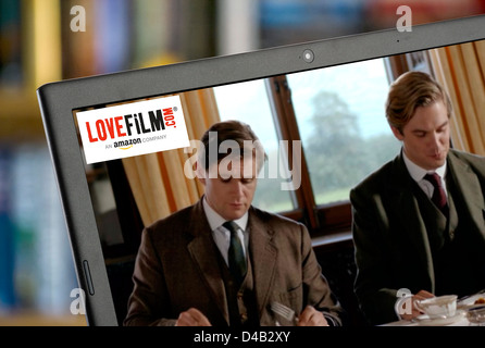 Beobachten Downtown Abbey über LoveFilm online-streaming auf einem Laptop-Computer, UK (Logo nicht sichtbar, während Sie anschauen) Stockfoto