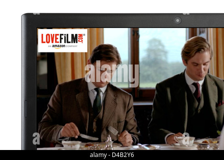 Beobachten Downtown Abbey über LoveFilm online-streaming auf einem Laptopcomputer, UK Stockfoto