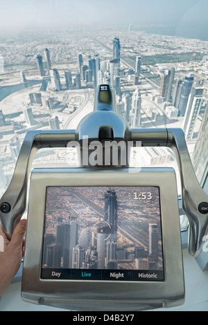 Video-Teleskop und Bildschirm, Dubai von At The Top Aussichtsplattform im Burj Khalifa Tower zu beobachten Stockfoto