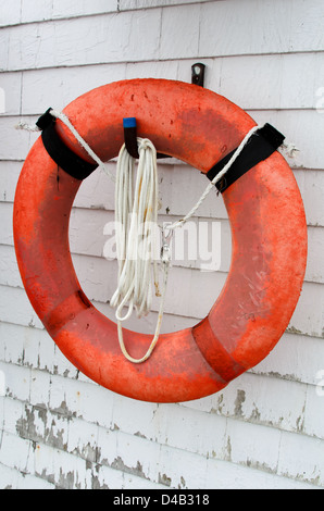 Eine orange Rettungsring hängt an der Wand am Kopf Hafen Leuchtturm auf Campobello Island. Stockfoto