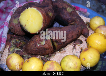 Süßkartoffeln auf den Straßen von Delhi Stockfoto