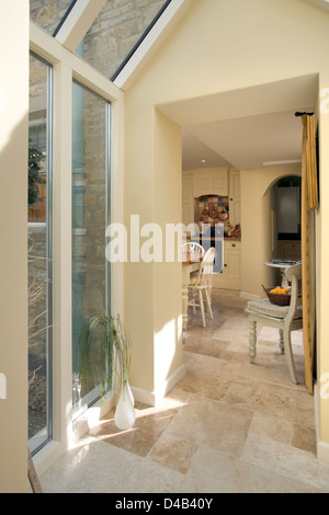 Ein kleines Glas Atrium an einem neuen Erweiterung einer bestehenden Cottage Küche. Stockfoto