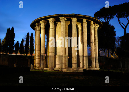 Italien, Rom, Forum Boarium, Tempel des Herkules Victor, auch Tempel der Vesta genannt (2. Jahrhundert v. Chr.) Stockfoto