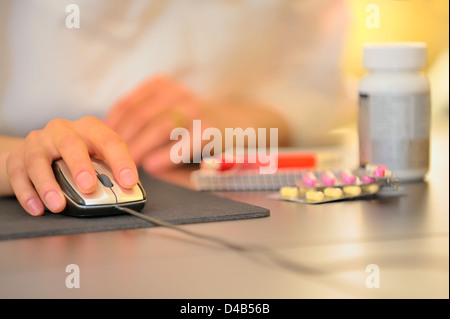 Hand der Arzt operative Maus auf einem isolierten Hintergrund Stockfoto