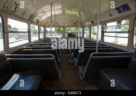 Innenraum eines alten roten Londoner Bus Stockfoto