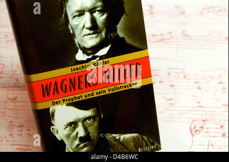 Das Buch "Wagners Hitler - der Prophet und seine VerbExecuter" mit dem Porträt des deutschen Komponisten Richard Wagner (1813-1883) und Adolf Hitler (1889-1945) ist im Geschichtsmuseum der Stadt Leipzig, Deutschland, 11. März 2013 vorgestellt. Das Museum zeigt eine Ausstellung über den Komponisten, aufgrund der 200. Geburtstag des Musikers, unter dem Titel "Wagnerlust & Wagnerlast' 13 März bis 26. Mai 2013. Foto: PETER Ende Stockfoto