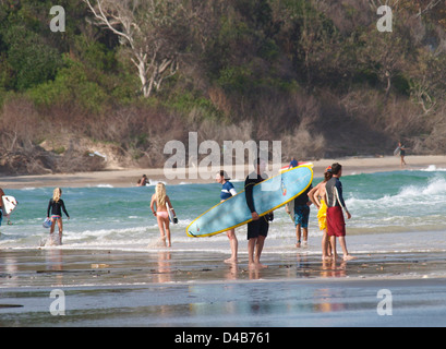 Surfer am Strand tragen, bei byron bay New South Wales Australien Stockfoto