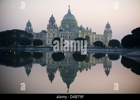 Das Victoria Memorial in Kolkata, Indien ist in der Abenddämmerung von Scheinwerfern beleuchtet. Stockfoto