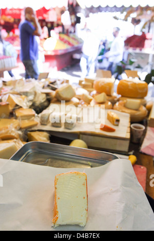 Stall verkauft Käse Bilder aus dem Monat der Carmel-Markt, Tel Aviv, Israel Stockfoto