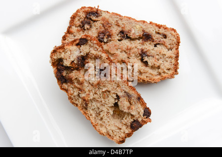 Zwei Scheiben von köstlichen Bananenkuchen auf einem weißen Teller. Stockfoto