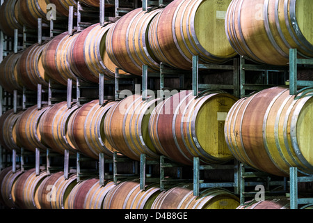 Weinfässer im Keller eines Weinguts in Australien gestapelt. Stockfoto