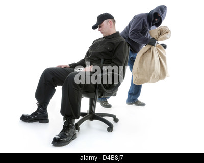 Mann vom Sicherheitsdienst auf Sessel nicht bewusst maskierte Einbrecher stehlen hinter seinem Rücken schlafen Stockfoto