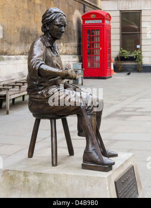 Die Cordwainer Statue von Alma Boyes im Watling Street in der City of London, England Stockfoto