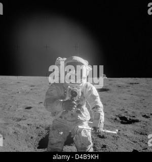 Apollo 12-Mission Bild - Astronaut Charles Conrad Jr., Apollo 12 Kommandant, mit einer 70mm Handkamera Haselblad Stockfoto