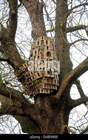 Eine große Gruppe von Vogel Nistkästen von der Riverside Walk in Norwich, Norfolk, England, Vereinigtes Königreich. Stockfoto