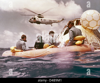 Die Apollo-12-Crew wird nach ihrer erfolgreichen Mission zum Mond im Pazifischen Ozean geborgen. Das Rettungsteam holt die Astronauten Charles 'Pete' Conrad und Alan L. Bean aus ihrer Kapsel. Stockfoto