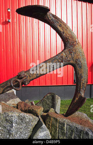 Detail der alten Anker vor dem Rettungsboot-Haus am Caister-on-Sea, Norfolk, England, Vereinigtes Königreich. Stockfoto