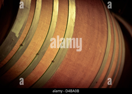 Eine Nahaufnahme von einem Weinfass im Keller eines Weinguts in Australien gestapelt. (Tiefenschärfe) Stockfoto