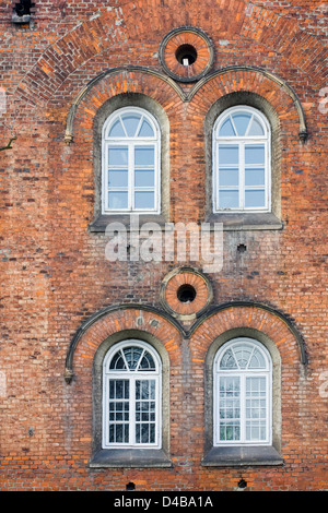 Alte Mauer mit weißen Fenstern Stockfoto