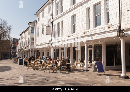 Die Pantiles Anzeigen von Royal Tunbridge Wells einmal die Spielwiese der niedere Adel und Lizenzgebühren ein Spa resort am sonnigen Morgen Stockfoto