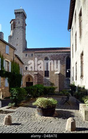 Kleiner Ort und die Kirche Saint-Michel in Cordes-Sur-Ciel in Süd-Frankreich, Region Midi-Pyrénées, Tarn Abteilung Stockfoto