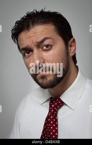 Porträt eines jungen bärtigen Mannes mit roter Krawatte Stockfoto