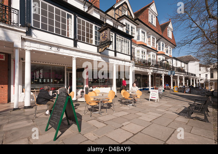 Die Pantiles Anzeigen von Royal Tunbridge Wells einmal die Spielwiese der niedere Adel und Lizenzgebühren ein Spa resort am sonnigen Morgen Stockfoto