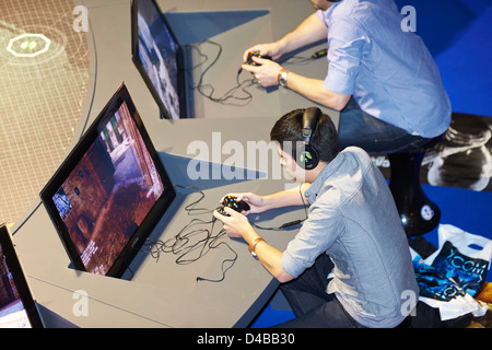 Besucher konkurrieren in einem Mehrspieler-Turnier des Computerspiels Call of Duty Black Ops 2 auf der Eurogamer Expo in Earls Court Stockfoto