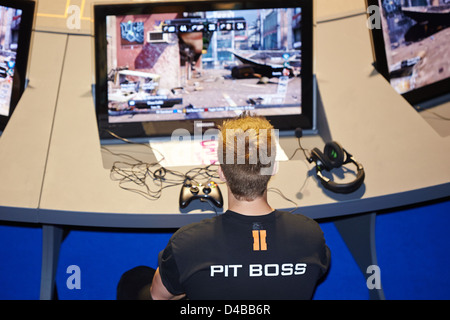 Besucher konkurrieren in einem Mehrspieler-Turnier des Computerspiels Call of Duty Black Ops 2 auf der Eurogamer Expo in Earls Court Stockfoto