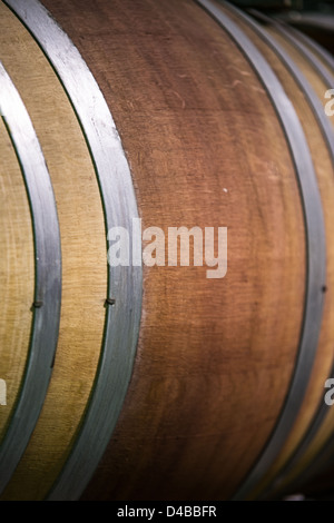 Eine Nahaufnahme von einem Weinfass im Keller eines Weinguts in Australien gestapelt. (Tiefenschärfe) Stockfoto